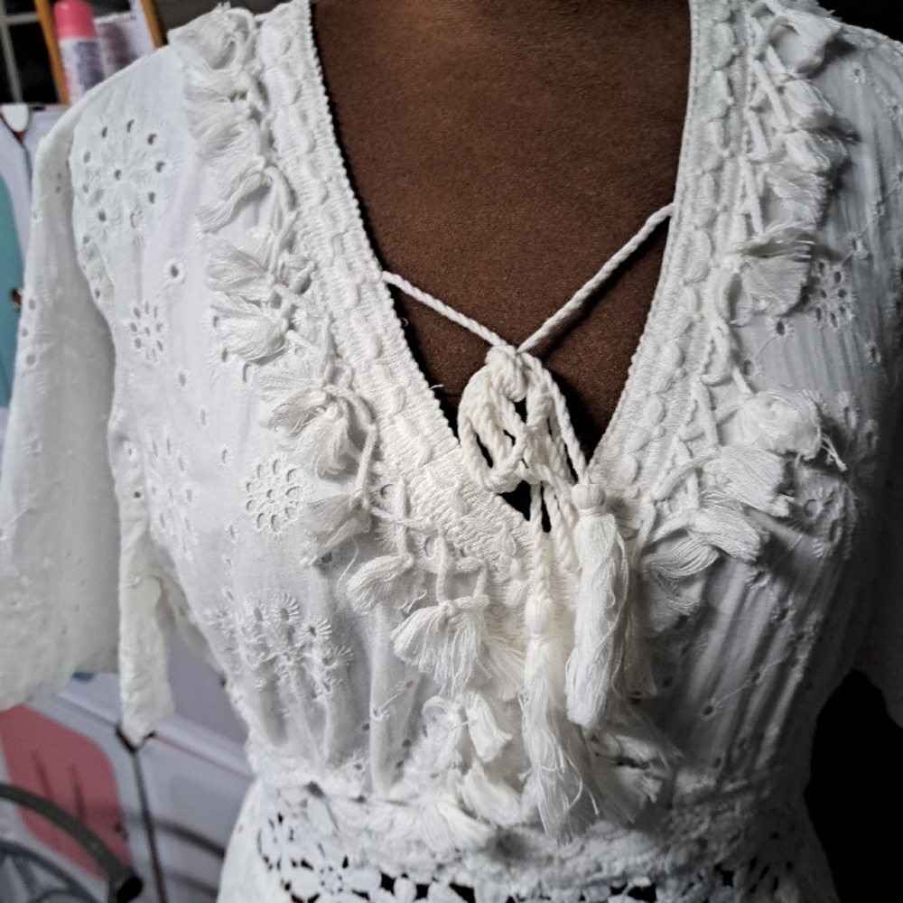 Women's semi-short dress, size M. It's new. Linen thread embroidery. Very elegan